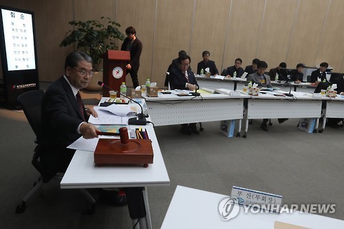 ▲ 이재정 경기도교육감(왼쪽)이 19일 오후 경기도 의정부시 금오동 경기도교육청 북부청사에서 열린 전국 시·도 교육감협의회 총회에서 의사봉을 두드리며 '선거 연령을 18세로 확대하는 법 개정을 촉구하는 성명서'를 총회 안건으로 올리고 있다. ⓒ 사진 연합뉴스