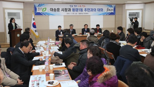 ▲ 이승훈 충북 청주시장이 20일 용암 1동을 방문해 주민들과 대화를 나누고 있다.ⓒ청주시