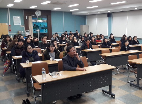 ▲ 제천교육지원청 산하 직원들이 친절교육을 받고 있다.ⓒ제천교육지원청