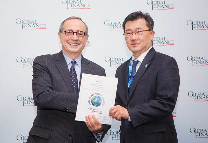 ▲ (왼쪽부터) 조셉 히라푸토 글로벌파이낸스지 편집장과 이규철 KEB하나은행 파리지점장이 기념촬영을 하고 있다.  ⓒ KEB하나은행