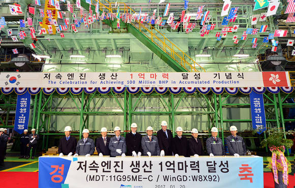 ▲ 20일 경남 창원의 두산엔진 조립1공장에서 두산엔진 김동철 사장(사진 가운데)과 선주사, 기술사 관계자들이 '선박엔진 1억마력 돌파'기념식을 열고 엔진 가동을 위한 스타트 버튼을 누르고 있다.ⓒ두산엔진