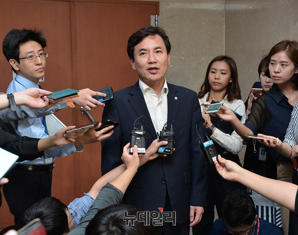 ▲ 새누리당 김진태 의원이 21일 김기춘 전 청와대 비서실장과 조윤선 문화체육부 장관에 대해 법원이 구속영장을 발부하자, 이를 강도높게 비판했다. 공안검사 출신인 그는 특검의 수사권 일탈 문제를 강하게 비판한 바 있다. ⓒ뉴데일리 정상윤 기자