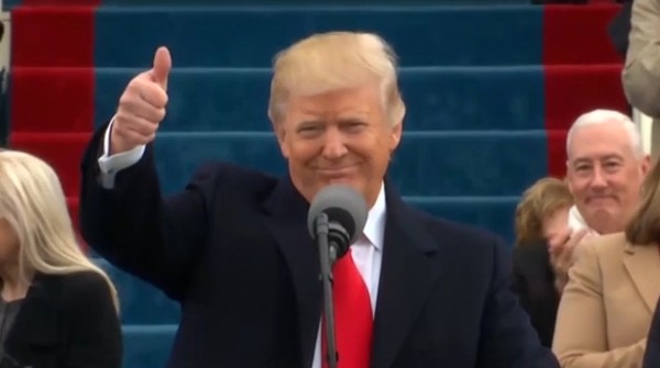 ▲ 미국의 제 45대 대통령 도널드 트럼프가 20일(현지시간) 취임식을 가지고 새로운 美행정부의 출발을 알렸다. 사진은 취임사에 앞서 참석자들을 향해 엄지손가락을 치켜세우는 트럼프 대통령.ⓒ美'폴리티코' 중계영상 캡쳐