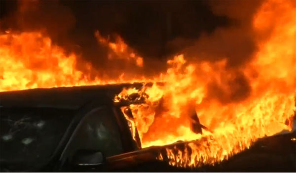 ▲ 트럼프 반대 시위대가 불을 지른 리무진. 길가에 서 있던 차량이었다고 한다. ⓒ英로이터 통신 관련보도 화면캡쳐