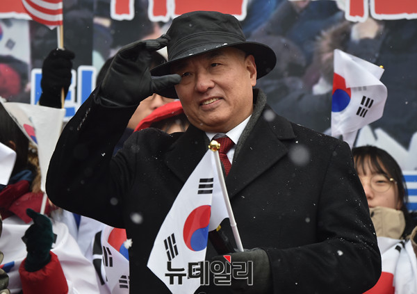 ▲ 문창극 전 총리지명자가 21일 오후 서울 중구 덕수궁 대한문 앞에서 열린 '탄핵기각을 위한 국민총궐기 운동본부(탄기국)' 주최로 열린 태극기 집회에 참석해 발언을 하고 있다. ⓒ 뉴데일리 이종현 기자