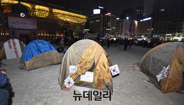 ▲ 21일 오후 서울 덕수궁 대한문 앞에서 열린 탄기국 10차 집회에 참여한 청년들이 무대위에 올라 자유발언을 하고 있다. ⓒ 사진 뉴데일리 이종현 기자