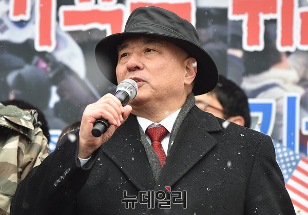 ▲ 21일 오후 서울 덕수궁 대한문 앞에서 열린 탄기국 10차 집회에 참여한 청년들이 무대위에 올라 자유발언을 하고 있다. ⓒ 사진 뉴데일리 이종현 기자