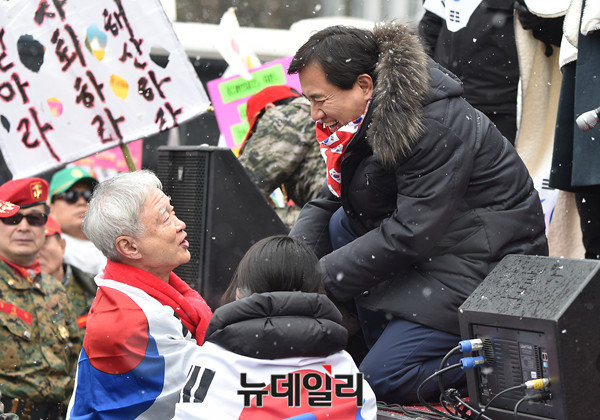 ▲ 21일 오후 서울 덕수궁 대한문 앞에서 열린 탄기국 10차 집회에 참여한 청년들이 무대위에 올라 자유발언을 하고 있다. ⓒ 사진 뉴데일리 이종현 기자