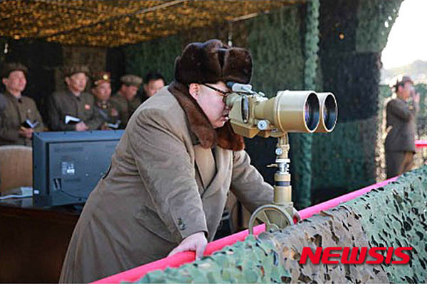 "진짜 트럼프가 대통령이란 말이야? 위험한데…." 북한군 부대를 찾은 김정은의 모습. 북한이 지난 20일 정오부터 전군에 '전투동원태세'를 발령, 눈길을 끌고 있다. ⓒ뉴시스. 무단전재 및 재배포 금지.