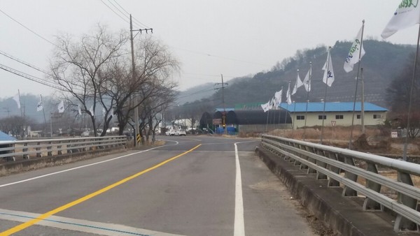 ▲ 성주군 수륜면(면장 진희복)이 설을 맞아 지역내 위치한 홍보 깃발을 교체했다.ⓒ성주군 제공