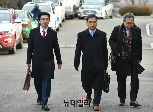 ▲ 박근혜 대통령 변호인단이 12일 서울 종로구 헌법재판소 대심판정에서 열린 박근혜 대통령 탄핵심판 4차 변론기일에 참석하고 있다. ⓒ뉴데일리 정상윤 기자