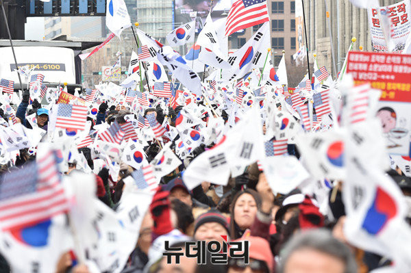 ▲ '대통령탄핵기각을 위한 국민총궐기운동본부'가 21일 대한문 앞에서 10차 태극기집회를 열었다. ⓒ뉴데일리 이종현 기자