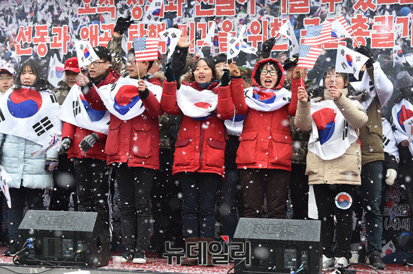 ▲ 10대 청소년과 20~30대 청년들이 "대통령 탄핵 기각"을 외치고 있다. ⓒ뉴데일리 이종현 기자