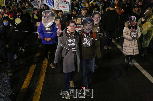 ▲ '박근혜정권 퇴진 비상국민행동'은 21일 광화문광장에서 '내려와 박근혜 바꾸자 헬조선'을 주제로 13차 설맞이 촛불집회를 열었다. ⓒ뉴데일리 이종현 기자