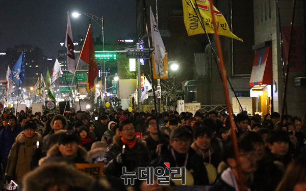 ▲ 촛불집회 참가자들이 집회를 끝낸 뒤 서울 도심을 행진하고 있다. ⓒ뉴데일리 이종현 기자