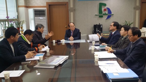 ▲ 산업통상자원부 시멘트 과세 실무부서가 지난달 현장조사를 위해 단양군을 방문해 류한우 군수와 주민들과 시멘트 피해 등 이야기를 나누고 있다.ⓒ단양군