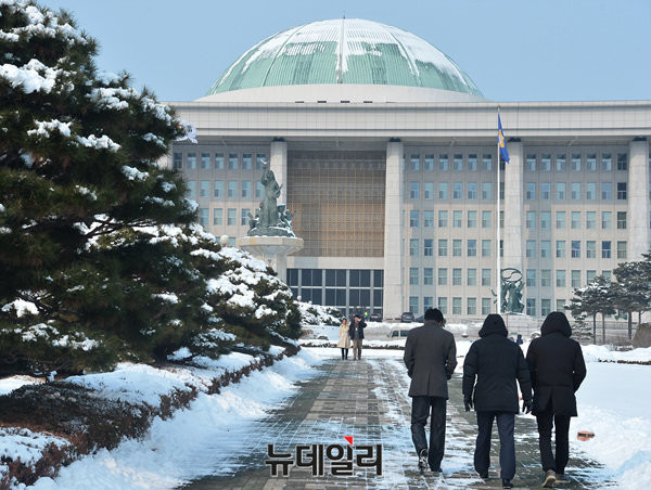 ▲ 새누리당과 바른정당이 각각 쇄신안을 발표하며 차별화를 꾀하고 있지만 되레 보수 가치와 멀어진다는 지적이 나온다. 사진은 눈 덮인 국회의 모습. ⓒ뉴데일리 공준표 기자
