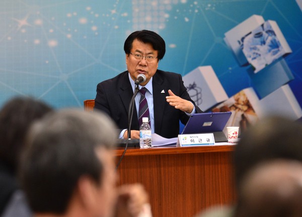 ▲ 이근규 제천시장이 새해 업무계획 보고회를 주관하고 있다.ⓒ제천시