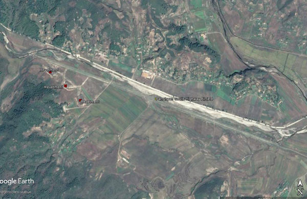 ▲ 커티스 멜빈 美존스홉킨스大 한미연구소 연구원이 구글 어스 위성사진을 분석한 결과 나타난, 고속도로 옆 군용기 시설들. ⓒ美자유아시아방송 관련보도 화면캡쳐