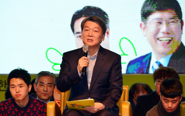 ▲ 국민의당 안철수 전 상임공동대표가 22일 오후 광주 서구 치평동 일가정양립지원본부에서 '강철수와 국민요정-대한민국 정정당당 토크쇼'를 열고 있다. ⓒ뉴시스 사진DB