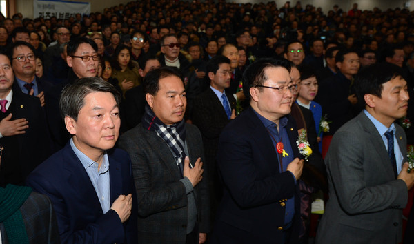 ▲ 국민의당 안철수 전 상임공동대표가 22일 오후 광주 서구 치평동 일가정양립지원본부에서 '강철수와 국민요정-대한민국 정정당당 토크쇼'를 가졌다. 안 전 대표가 행사에 앞서 국민의례를 하고 있다. ⓒ뉴시스 사진DB