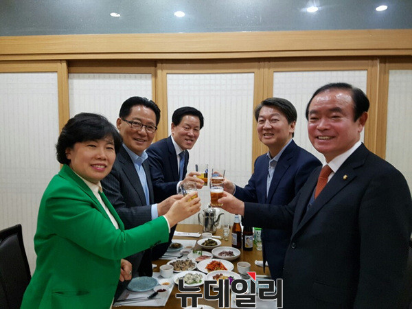 ▲ 국민의당 안철수 전 대표가 22일 오후 서울 여의도의 한 음식점에서 박지원 대표와 주승용 원내대표, 조배숙 정책위의장, 장병완 의원과 만찬을 함께하고 있다. ⓒ안철수 의원실 제공=뉴데일리