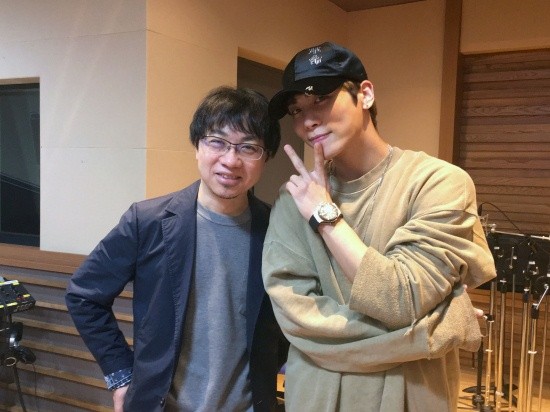 ▲ 신카이 마코토(좌측) 감독과 인증샷을 찍고 있는 샤이니의 종현.