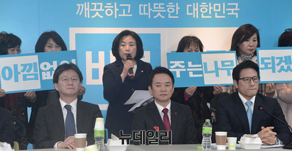 ▲ 새누리당을 탈당한 박순자 의원이 23일 서울 여의도 바른정당 중앙당사에서 입당 소감을 밝히고 있다. ⓒ뉴데일리 공준표 기자