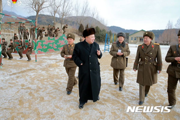 ▲ 북한군 1314군부대를 찾은 김정은. 왼쪽 뒤로 보이는 북한군은 그네를 타는 게 아니라 공수훈련 '흉내'를 내는 것이다. ⓒ뉴시스. 무단전재 및 재배포 금지.