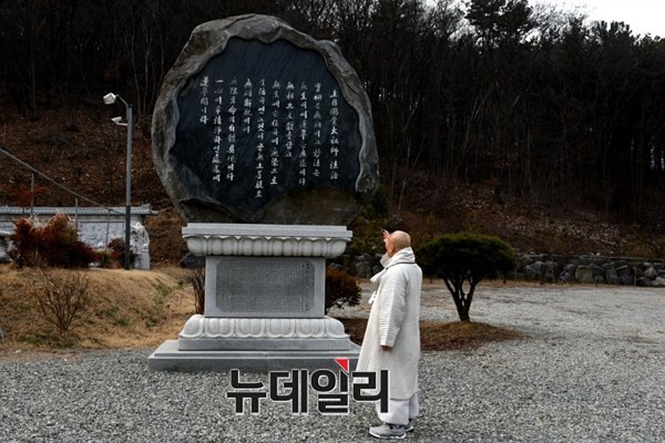 ▲ 대전 광수사 주지 무원 스님이 사찰에 설치된 상월 원각 대조사 법어비를 가르키고 있다.ⓒ김정원기자