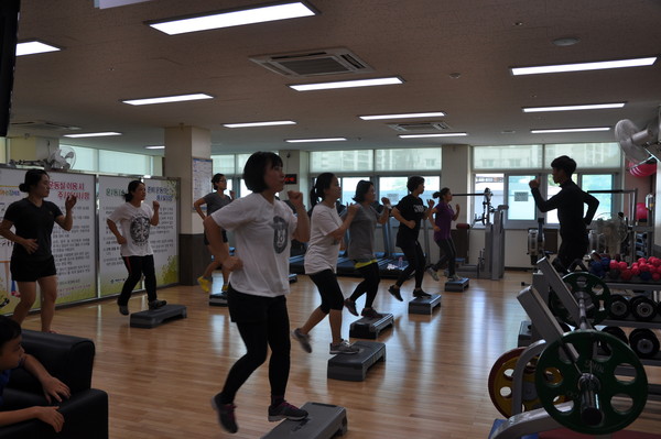 ▲ 지난해 제천보건소가 운영한 건강교실에 참여한 시민들이 강사의 지도에 따라 운동을 하고 있다.ⓒ제천시보건소