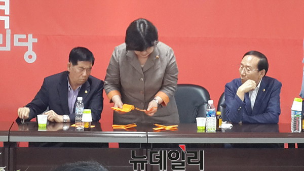 ▲ 지난해 7월 새누리당 충북도당에서 후반기 의장후보 선출 투표후 의원들이 투표용지를 검사하고 있다.ⓒ김종혁 기자