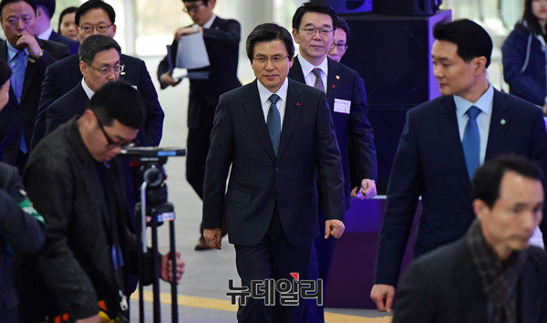 ▲ 황교안 대통령 권한대행. 그는 〈리얼미터〉의 2017년 1월 3주차 여론조사에서 차기대통령 여권 후보 중 2위를 기록했다. ⓒ뉴데일리 정상윤 기자