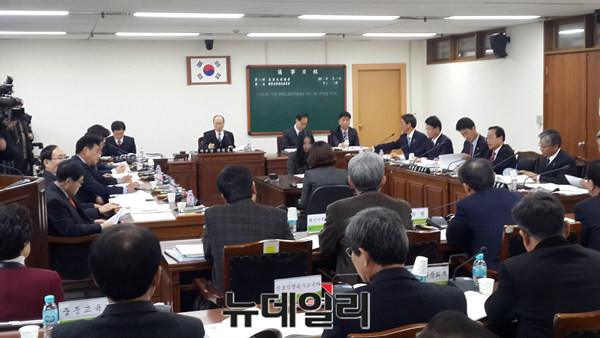 ▲ 충북도의회 예결위가 23일 회의를 열고 도교육청 1차 추경안을 심사하고 있다.ⓒ김종혁 기자