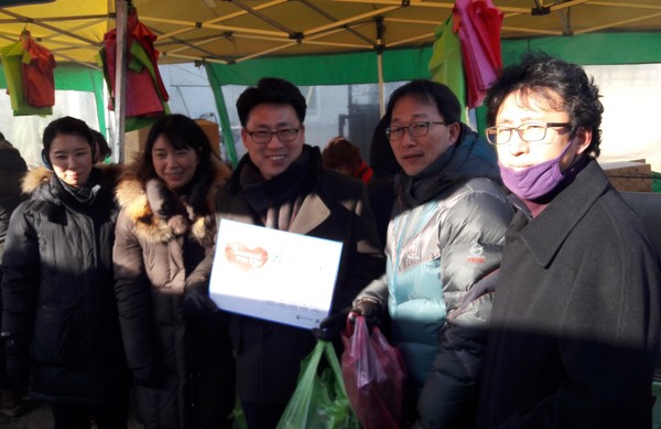 ▲ 제천교육지원청 직원들이 5일장을 맞은 제천역전한마음시장에서 장보기행사를 가졌다.ⓒ제천교육지원청