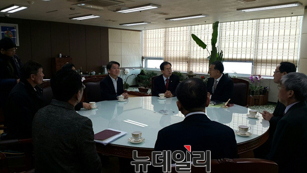 ▲ 국민의당 안철수 전 대표가 23일 무안군 전남도교육청에서 장만채 도교육감과 대화를 나누고 있다. ⓒ뉴데일리 김민우 기자