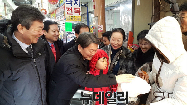 ▲ 국민의당 안철수 전 대표가 23일 목포 동부시장을 방문해 상인 및 시민들과 만나 인사를 나누고 있다. ⓒ뉴데일리 김민우 기자