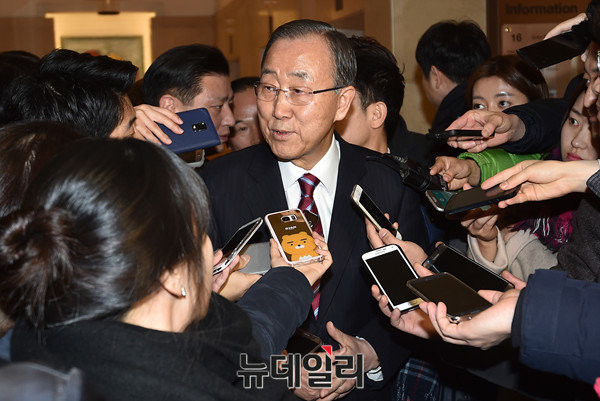 ▲ 반기문 전 유엔사무총장이 23일 오전 서울마포가든호텔에서 새누리당 초·재선 의원 9인과 회동한 직후 취재진의 질문에 답하고 있다. ⓒ뉴데일리 이종현 기자