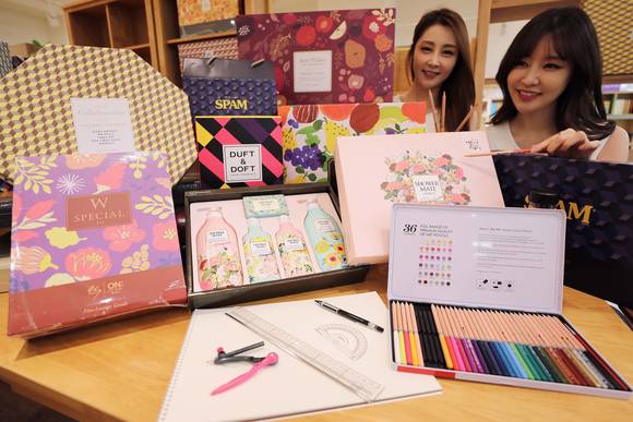 ▲ 23일 오전 서울 황학동 이마트 청계천점에서 모델들이 '이마트 자체 디자인'을 입힌 선물세트를 선보이고 있다. ⓒ이마트