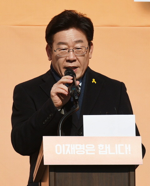 ▲ 이재명 성남시장이 23일 오전 경기 성남 오리엔트바이오 공장 앞마당에서 대통령선거 출마 선언을 하고 있다. ⓒ 뉴시스