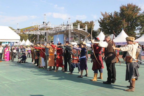 ▲ 예천군은 예천세계활축제를 세계적 축제로 거듭나기 위한 프로그램 제안공모에 나섰다. 사진은 제2회 세계활축제 모습.ⓒ예천군 제공