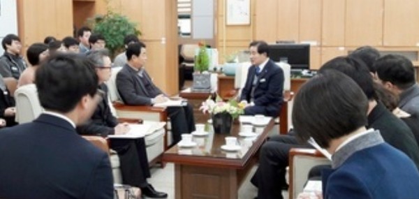 ▲ 송기섭 군수가 지난 2, 3일 이틀간 읍·면사무소와 사업소를 찾아 직원들과 대화의 시간을 가졌다.ⓒ진천군