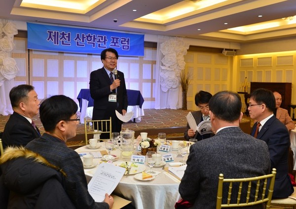 ▲ 제천산학관 포럼에서 이근규 시장이 인사말을 하고 있다.ⓒ제천시