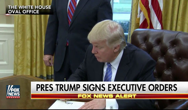 ▲ 지난 23일(현지시간) 백악관 오벌 오피스에서 TPP 탈퇴 행정명령에 서명하는 도널드 트럼프 美대통령. ⓒ美폭스뉴스 관련보도 화면캡쳐