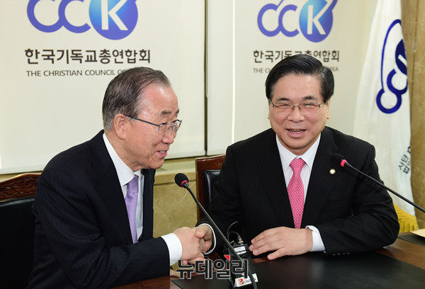 ▲ 반기문 전 유엔 사무총장이 24일 기독교 단체 세 곳을 찾아 국민대통합을 위한 자문을 구했다. 이 자리에서 그는 '신천지', '동성애' 등 자신을 향한 루머에 대해 적극적으로 해명했다. ⓒ사진공동취재단