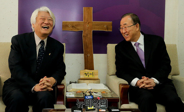 ▲ 반기문 전 유엔 사무총장은 기독교 단체 세 곳을 연속으로 만났다. 그는 세 곳 모두에서 화기애애한 분위기로 대화를 이끌었다. ⓒ사진공동취재단