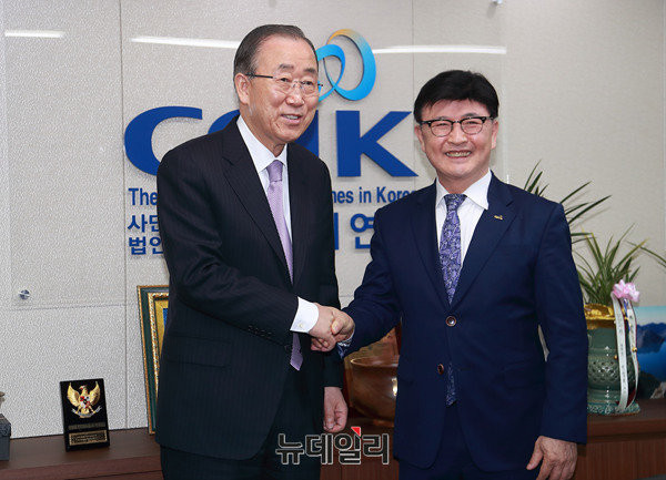 ▲ 반기문 전 유엔 사무총장은 기독교 단체 세 곳을 연속으로 만났다. 그는 세 곳 모두에서 화기애애한 분위기로 대화를 이끌었다. ⓒ사진공동취재단