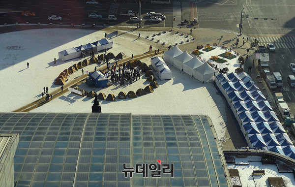 ▲ 21일 서울광장에 들어선 태극기 텐트촌의 모습. ⓒ 뉴데일리 정상윤 기자