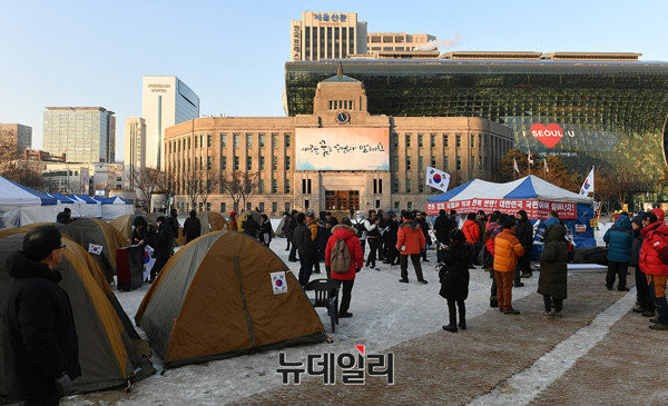 ▲ 서울광장에 조성된 태극기 텐트촌에 모인 시민들. ⓒ 뉴데일리 정상윤 기자