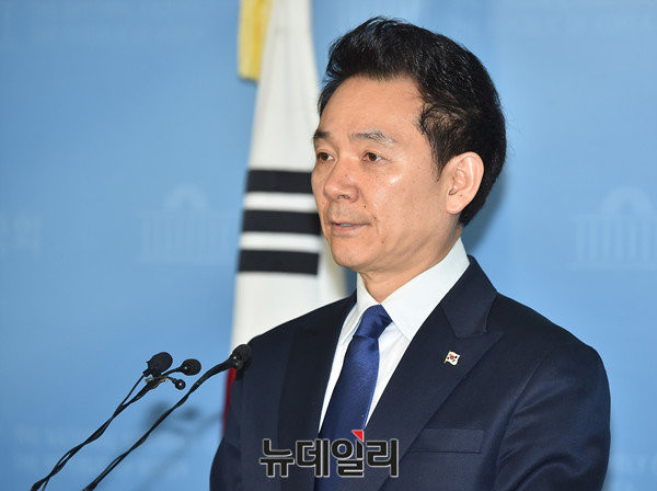 ▲ 장성민 전 의원이 24일 국회에서 기자회견을 열고 대선출마를 공식선언했다. ⓒ뉴데일리 이종현 기자